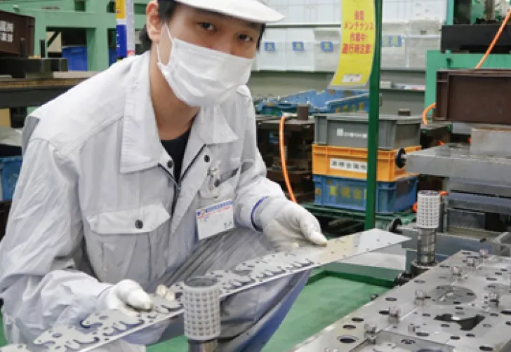 金属プレス機械オペレーター